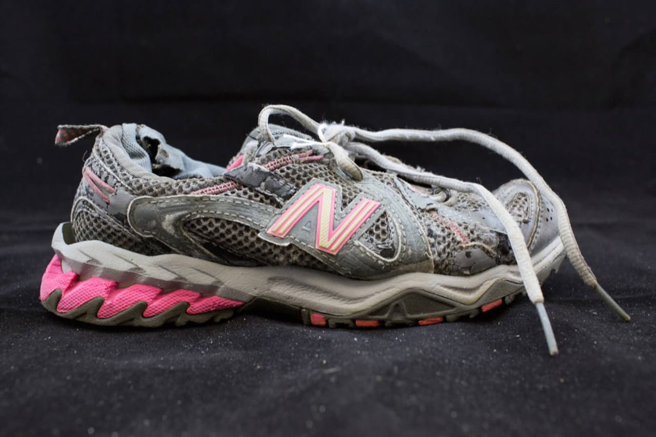 Tenis color gris con suela rosa encontrados el 28 de agosto en Tepeguaje Ranch en el condado Brooks. Se cree que pertenecían a una mujer de edad desconocida.