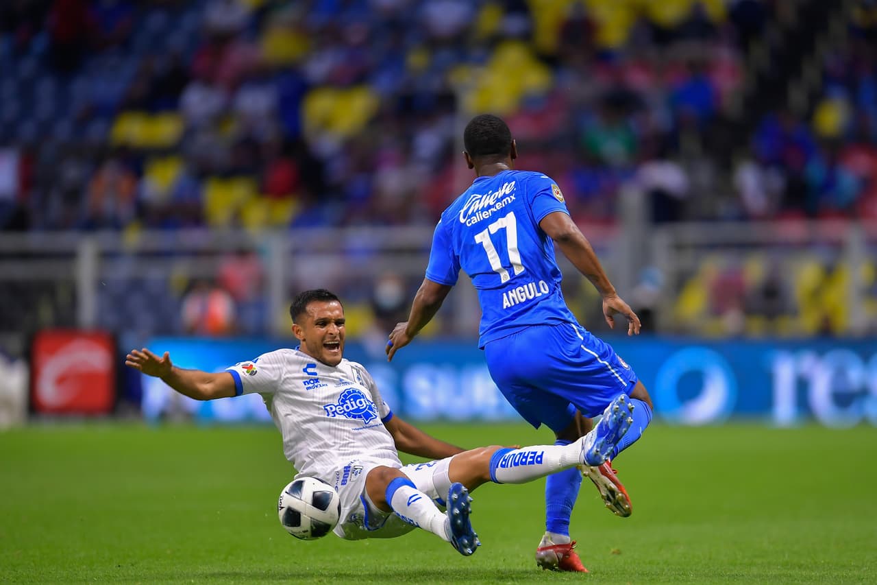 Cruz Azul recuperó la memoria y volvió a ganar ante unos Gallos Blancos que apretaron pero no pudieron hacer más.