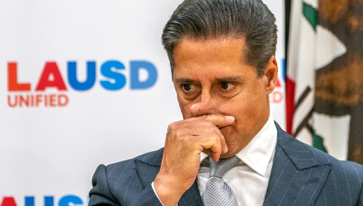Alberto Carvalho renuncia al LAUSD cuatro meses después del allanamiento del FBI