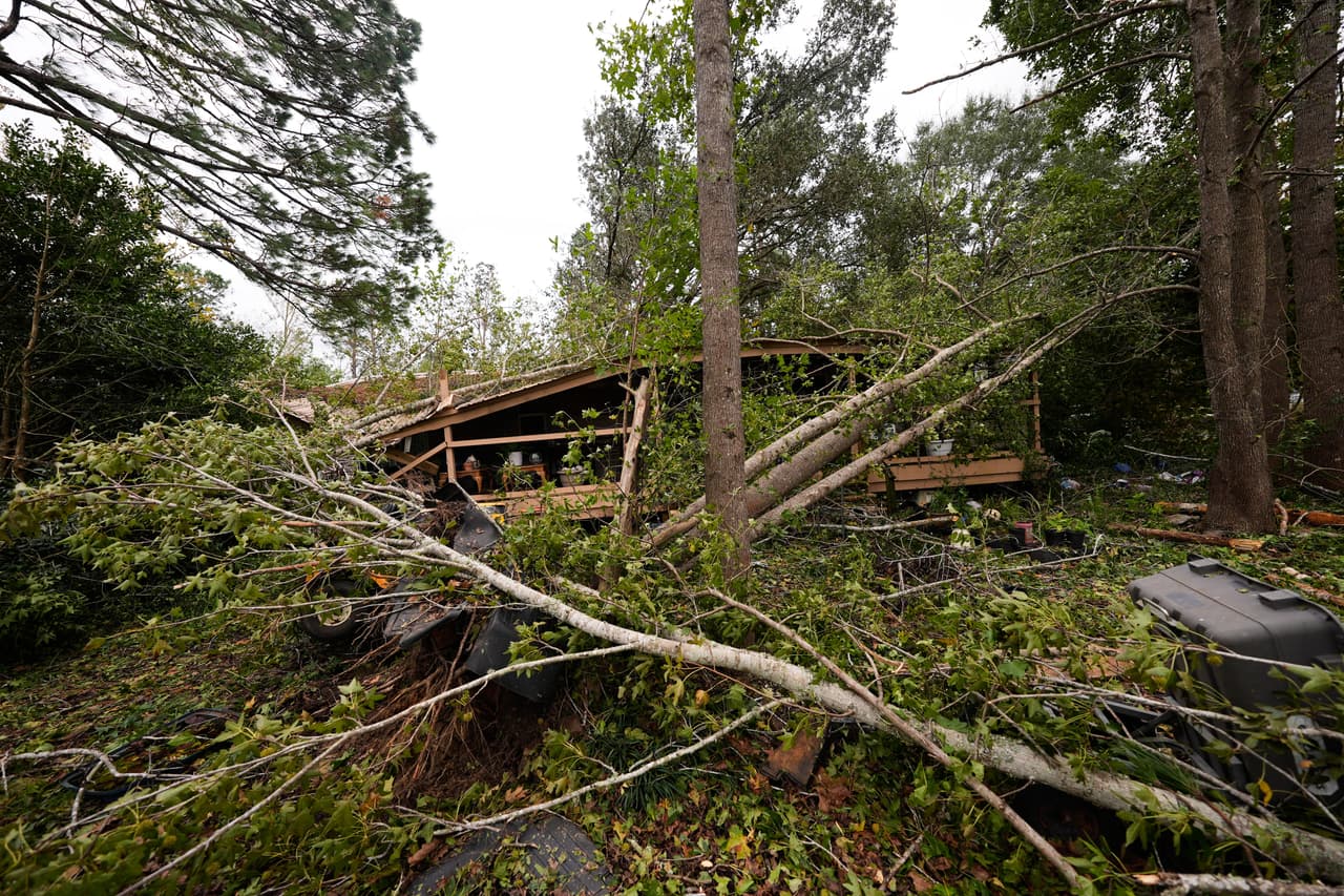 Una casa aparece cubierta de árboles caídos tras el paso del huracán Isaias en Milton, Florida, el sábado 10 de octubre de 2026.