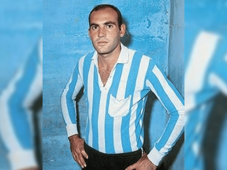 A finales de los 60s, inició su carrera en el Racing de Avellaneda, luego pasó un año con el Atlético Lanús.