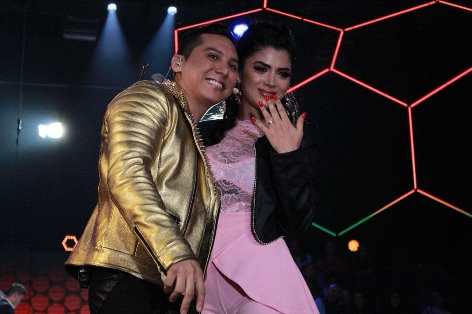 <b>La futura novia estaba feliz y presumió su sortija</b> a los demás integrantes del show.