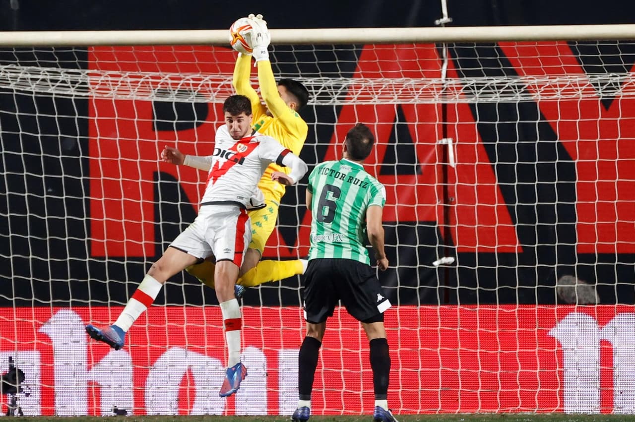 Real Betis se lleva la semifinal de ida tras derrotar al Rayo Vallecano 2-1 en la Copa del Rey. Borja Iglesias y Victor Carvalho le dieron el triunfo a la escuadra verdiblanca, mientras que Álvaro García descontó para los locales. Los mexicanos Diego Lainez y Andrés Guardado estuvieron en la banca.