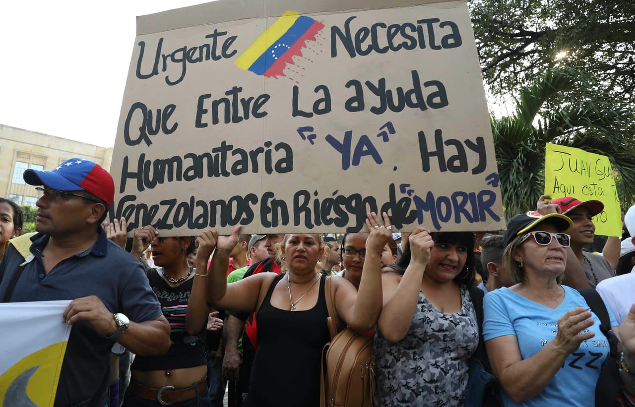 Venezolanos en Colombia protestaron contra el gobierno de Nicolás Maduro el pasado 12 de febrero al exigirle que permitiera el paso de la ayuda humanitaria al país.