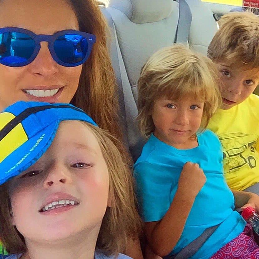 Con los tres peques que no la dejan descansar.