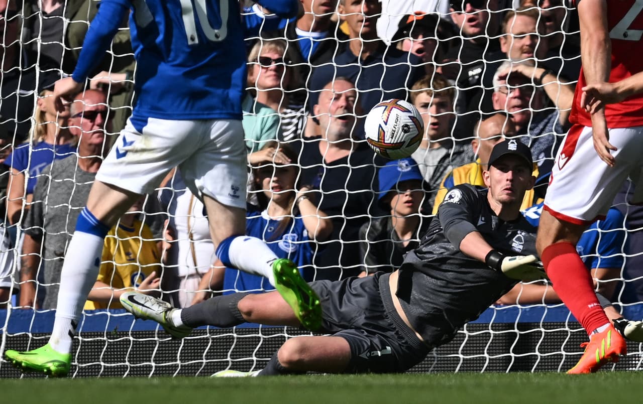 Una imagen peculiar ya que pocas veces puede haber porteros con gorra y la premiere no decepciona.