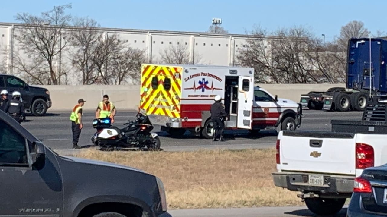 Un choque entre tres vehículos entrampa vialidad de la Autopista 35 en San Antonio