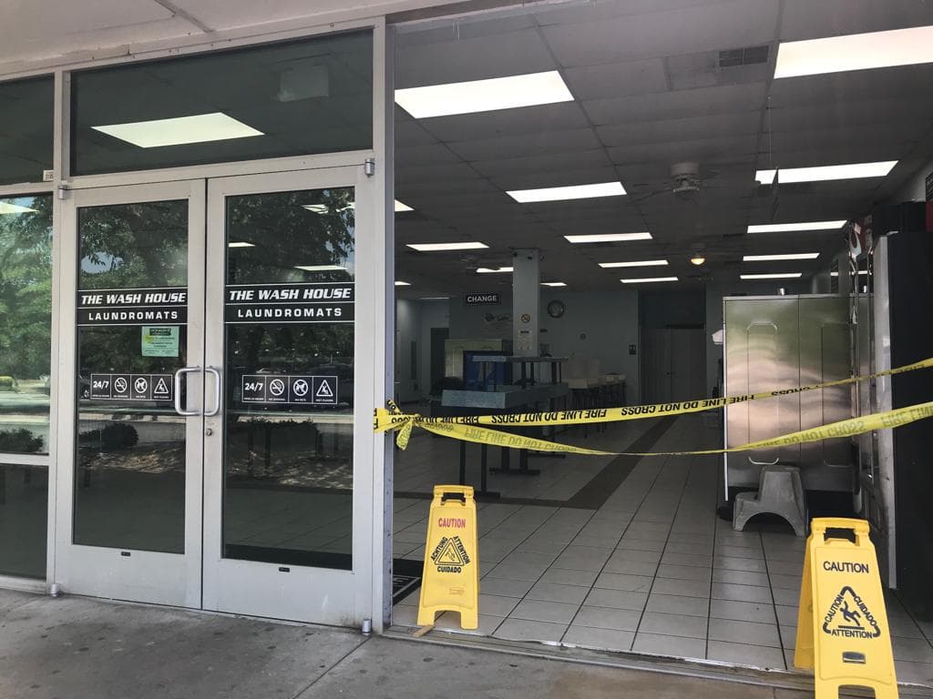 Buscan a persona que conducía un Kia color negro, con placas FKS-8777 de Carolina del Norte que se dio a la fuga después de estrellar el vehículo en una lavandería y herir a una mujer.