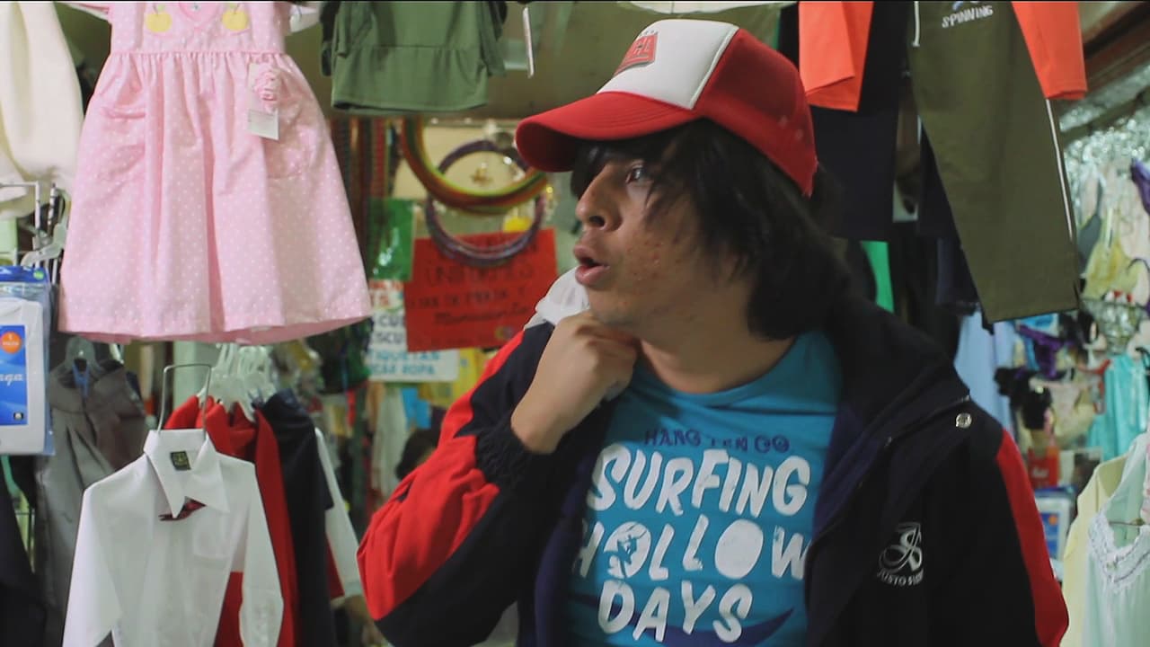 ¡El Muelas vende la ropa que se robó en el mercado!