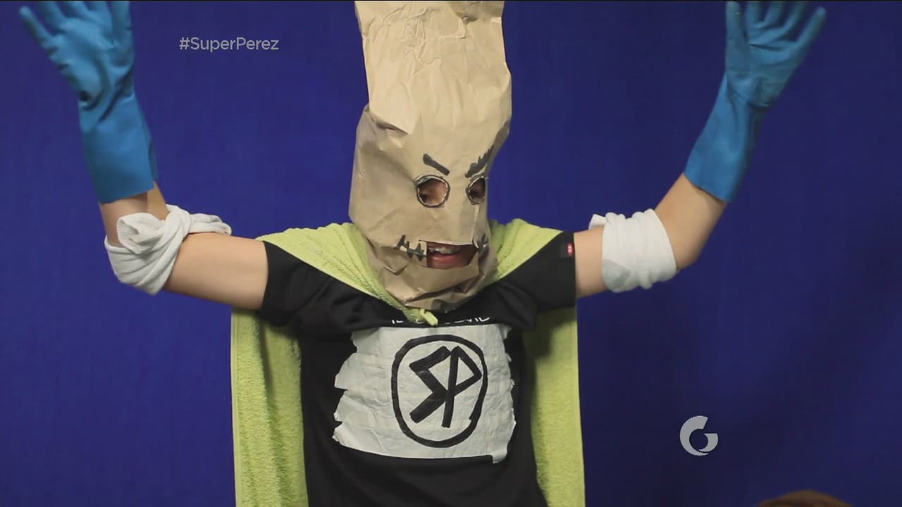 Mientras tanto, Poncho usa su poder de teletransportación para llevar a Natalia a casa y buscar el traje de superhéroe perfecto.