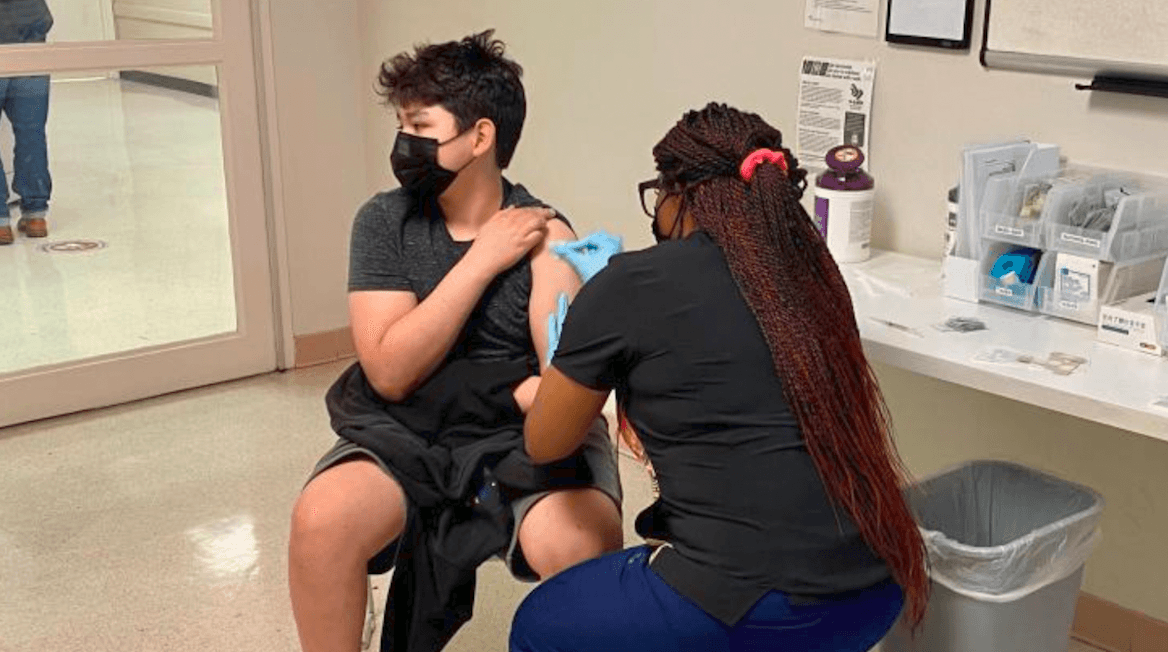 La Ciudad de Chicago anunció el 10 de mayo que, efectivo el jueves, 13 de mayo, todos los centros de vacunación operados por la ciudad, suministrarán las vacunas contra el coronavirus.