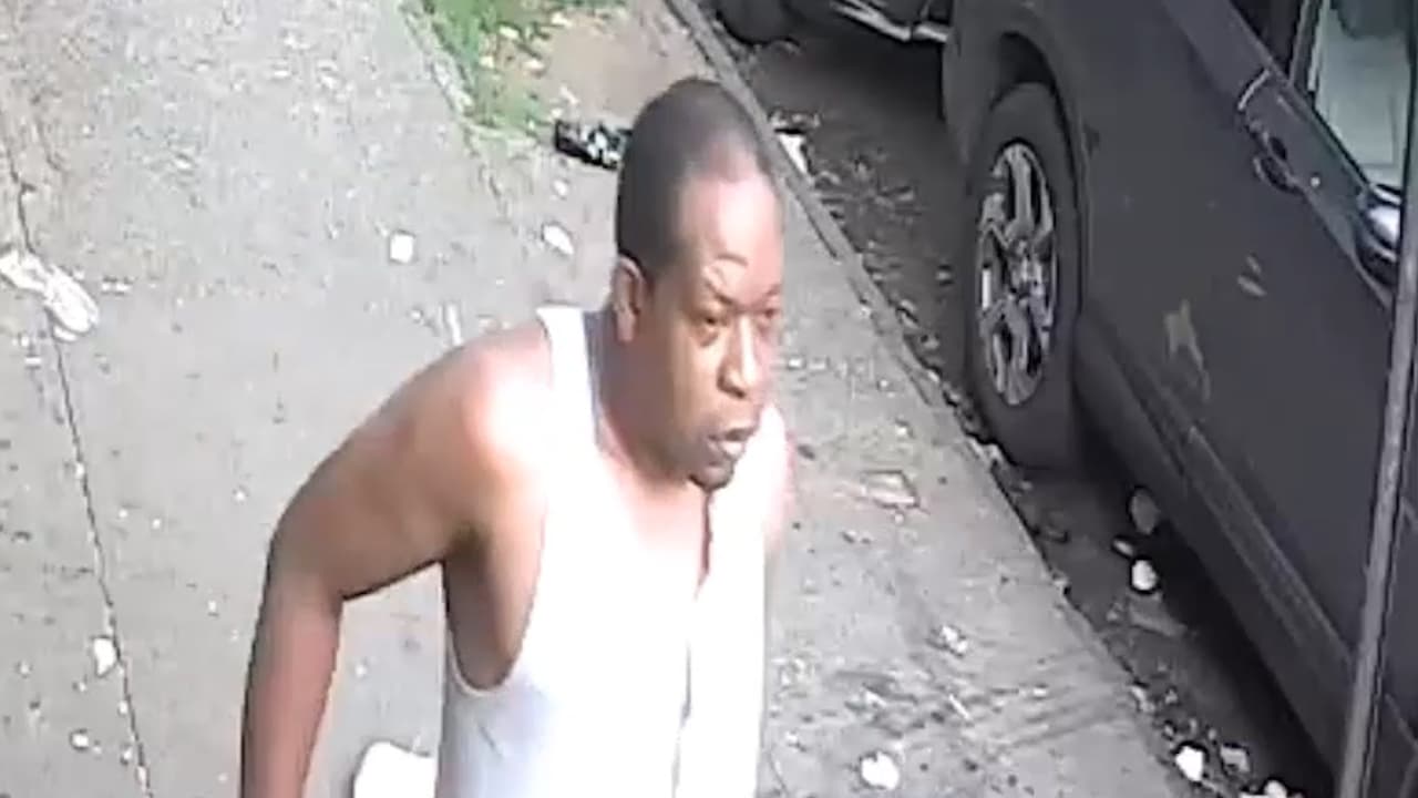 Buscan a este hombre por robar 3,500 dólares de la tarjeta de una anciana de 72 años en El Bronx