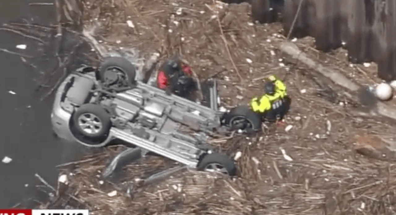 Tres policías del condado de Camden ayudaron a rescatar a una mujer después de que su automóvil se hundiera en el río Delaware el jueves por la tarde.