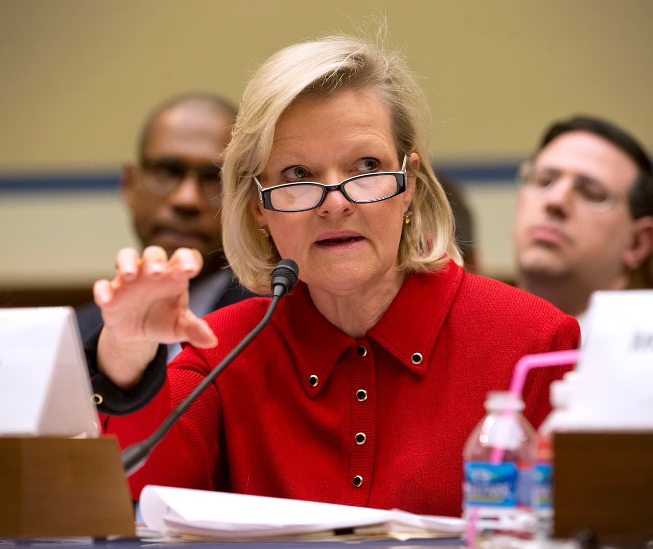 Cleta Mitchell, socia de Foley y Lardner LLP, testifica en Capitol Hill en Washington, el jueves 6 de febrero de 2014, ante la audiencia del subcomité de Crecimiento Económico y Creación de Empleo de la Cámara de Representantes para investigar la investigación del Departamento de Justicia sobre el escándalo de abuso del IRS.