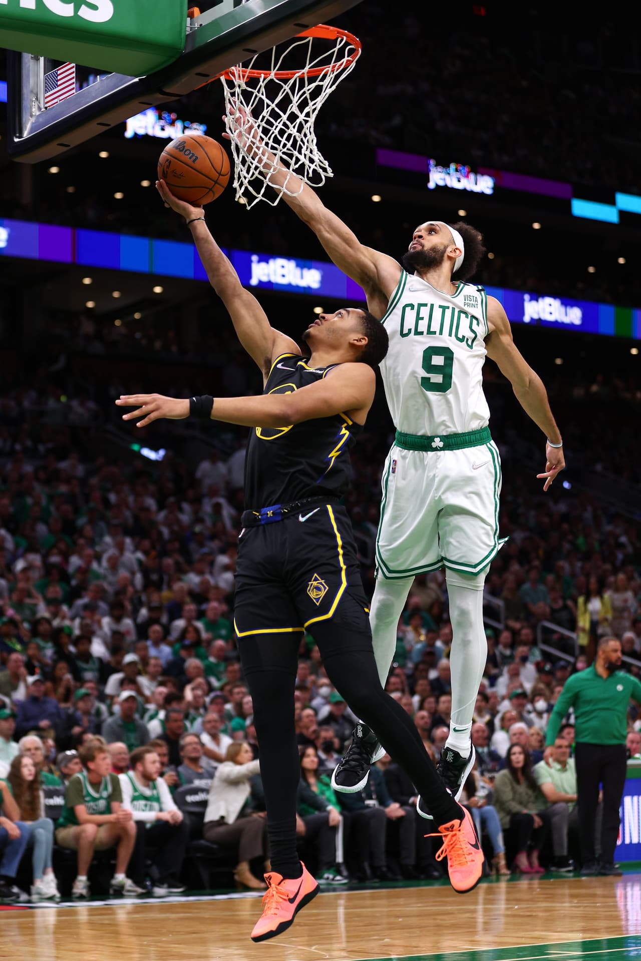 Con 43 puntos de un titánico Stephen Curry, los Golden State Warriors vencieron el viernes 107-97 en la cancha de los Boston Celtics y empataron 2-2 en las Finales de la NBA.