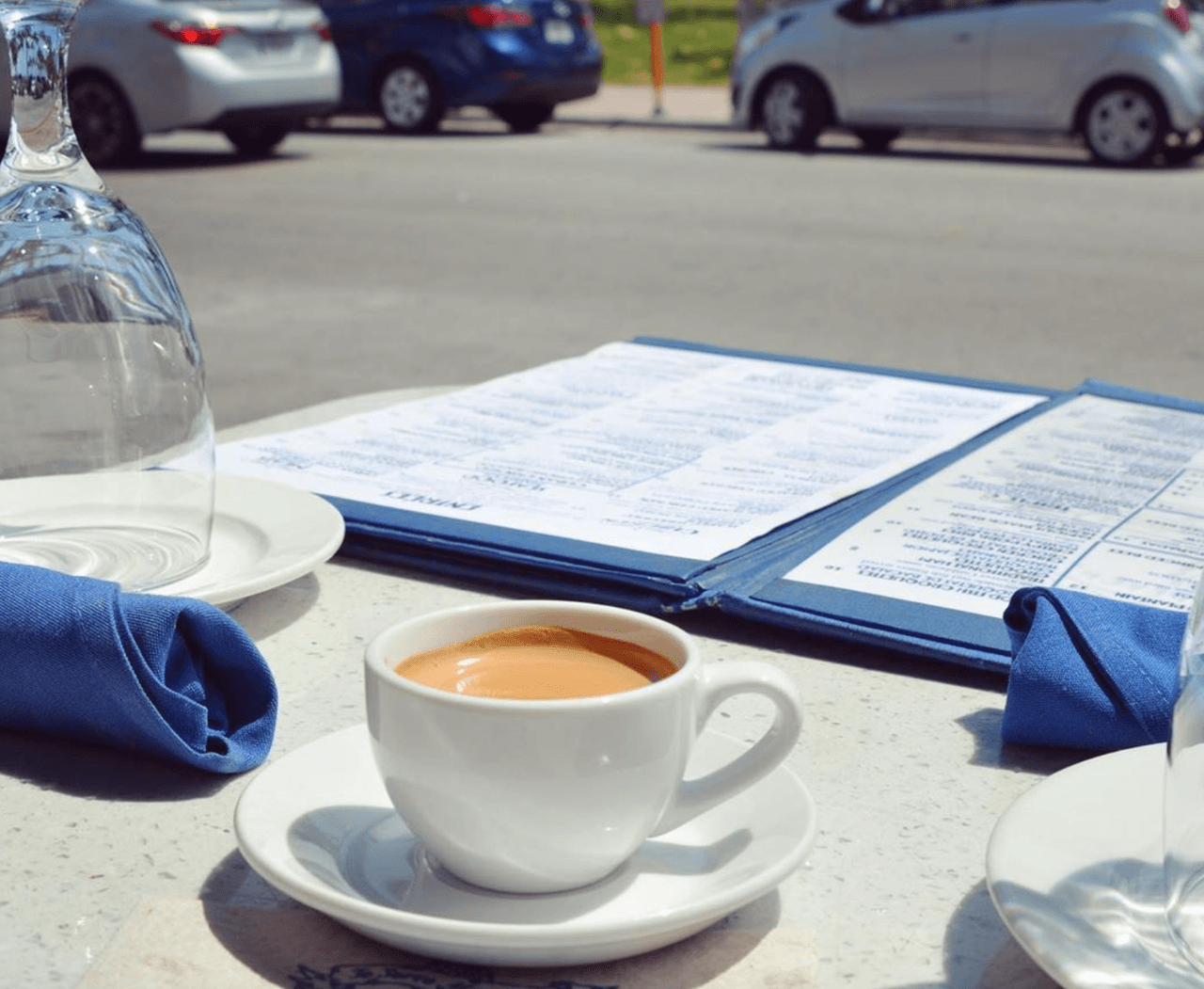 <b>Larios on the Beach</b>
<b><i>, </i></b>le brinda la mejor vista de Ocean Drive, mientras se toma su auténtico café cubano. Si tiene suerte, se encontrará a sus dueños Emilio Y Gloria Estefan.