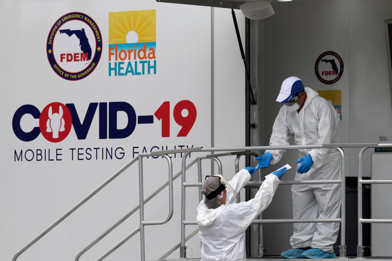 Trabajadores en un centro de pruebas de covid-19 en Miami Beach, Florida.
