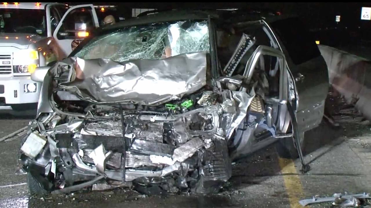 El conductor de la miniván Toyota Sienna murió en el lugar de los hechos.