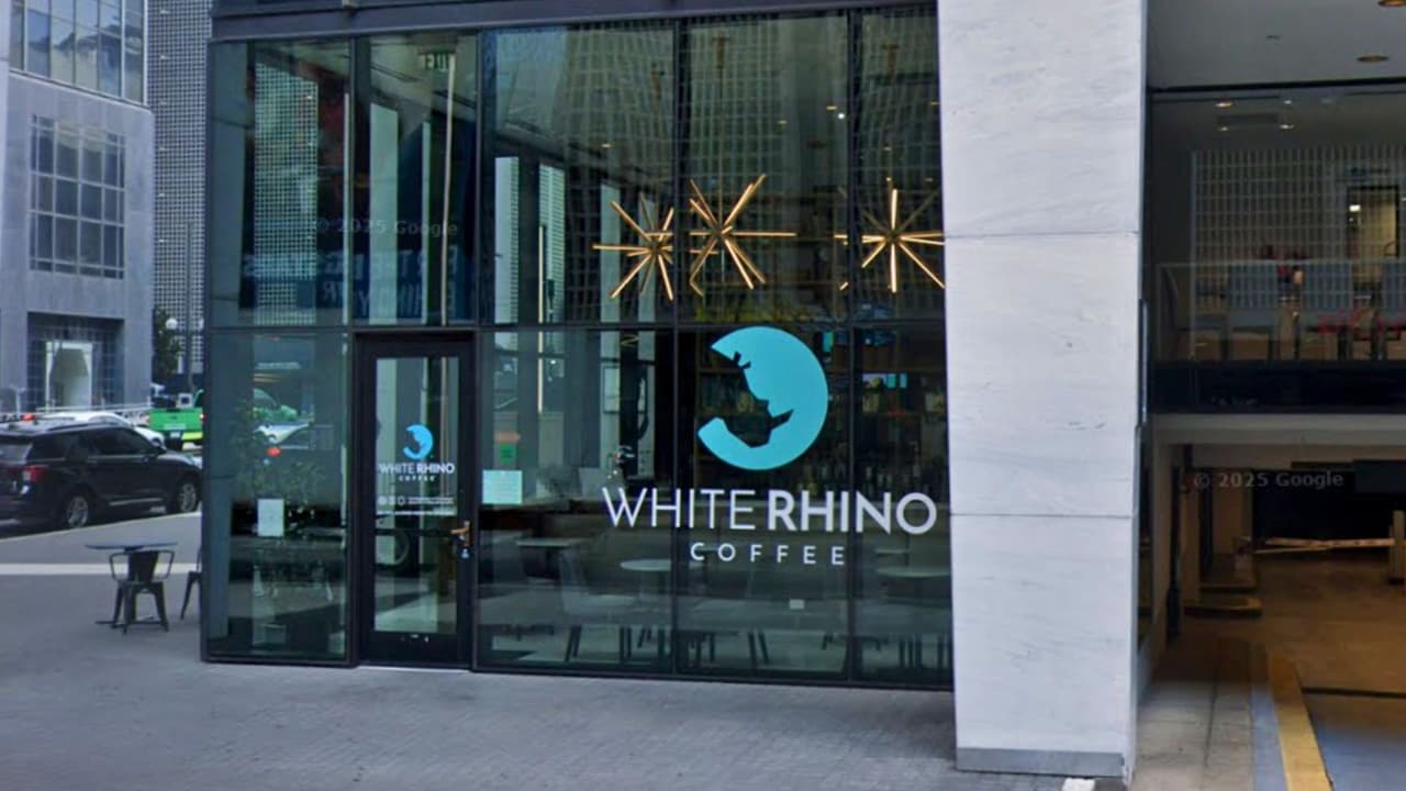 Fachada de una cafetería de la cadena White Rhino Coffee en el centro de Dallas.