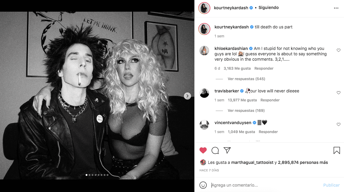 <b>Kourtney Kardashian y Travis Barker</b>
<br>Cinco días después de
<a href="https://www.univision.com/famosos/kourtney-kardashian-anillo-de-compromiso-travis-barker-fotos">anunciar su compromiso, Kourtney Kardashian y Travis Barker</a> lucieron su primer disfraz en pareja.