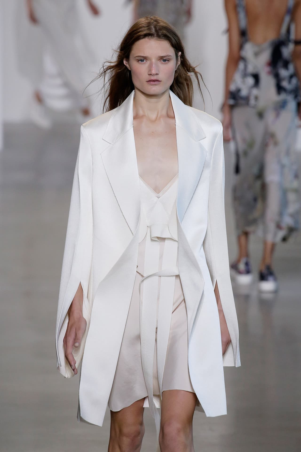 Por su parte Calvin Klein recurrió a la simplicidad e hizo del minimalismo su bandera para la Primavera - Verano del 2016. En la colección apostaron por los colores neutros en telas brillantes y añadieron algunos estampados clásicos, como flores para añadirle un toque de femineidad. Klein le dijo adiós a las prendas ajustadas y optó por un estilo relajado y 'chic' en toda la colección. Mira algunos de los mejores momentos de su pasarela.