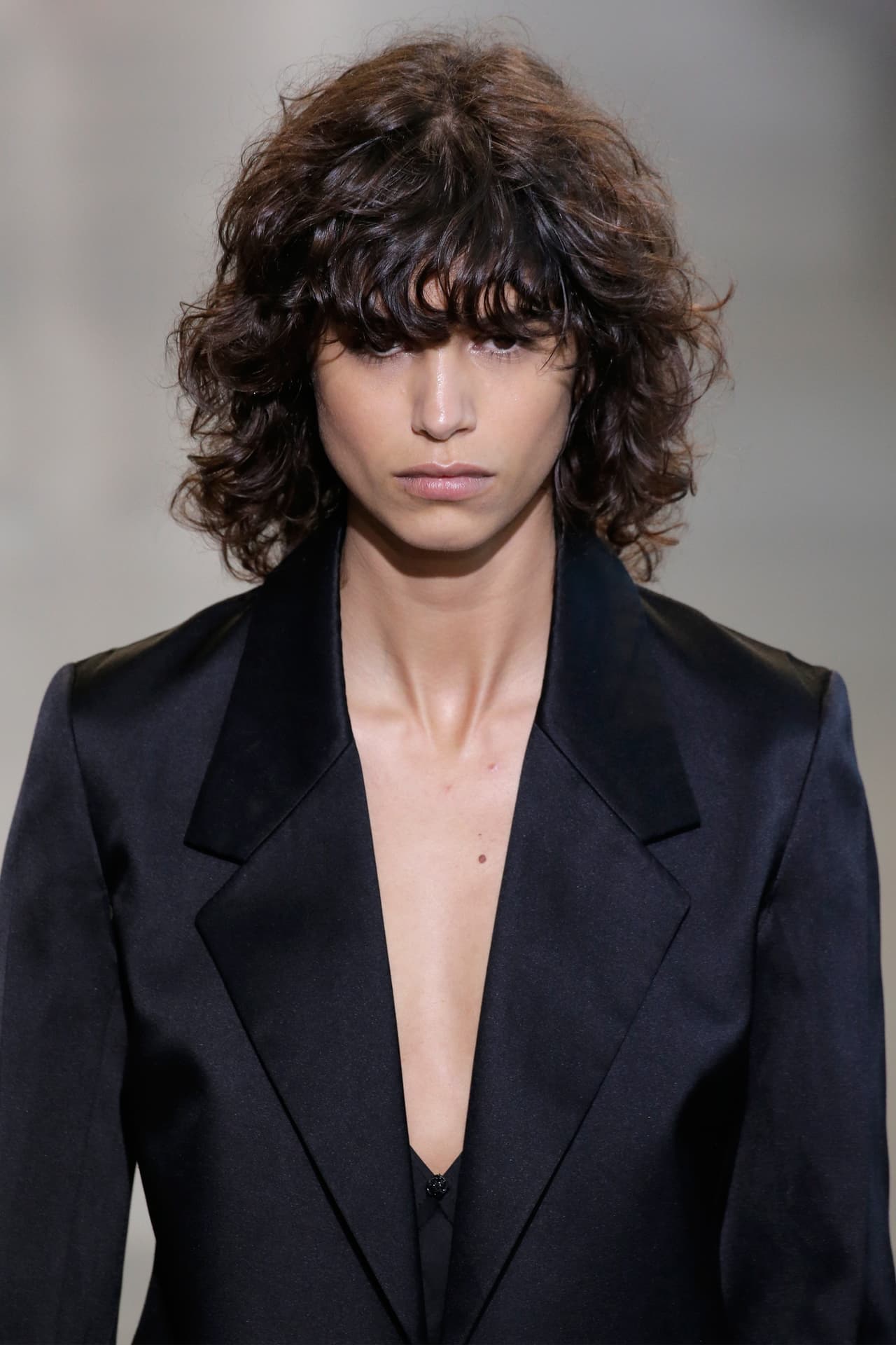 Por su parte Calvin Klein recurrió a la simplicidad e hizo del minimalismo su bandera para la Primavera - Verano del 2016. En la colección apostaron por los colores neutros en telas brillantes y añadieron algunos estampados clásicos, como flores para añadirle un toque de femineidad. Klein le dijo adiós a las prendas ajustadas y optó por un estilo relajado y 'chic' en toda la colección. Mira algunos de los mejores momentos de su pasarela.