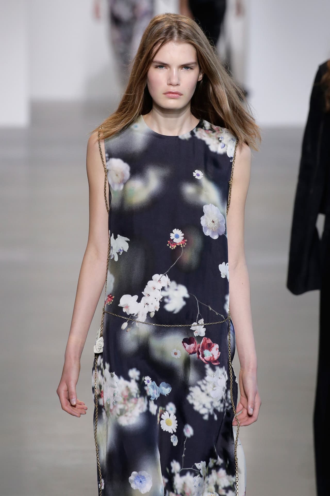 Por su parte Calvin Klein recurrió a la simplicidad e hizo del minimalismo su bandera para la Primavera - Verano del 2016. En la colección apostaron por los colores neutros en telas brillantes y añadieron algunos estampados clásicos, como flores para añadirle un toque de femineidad. Klein le dijo adiós a las prendas ajustadas y optó por un estilo relajado y 'chic' en toda la colección. Mira algunos de los mejores momentos de su pasarela.