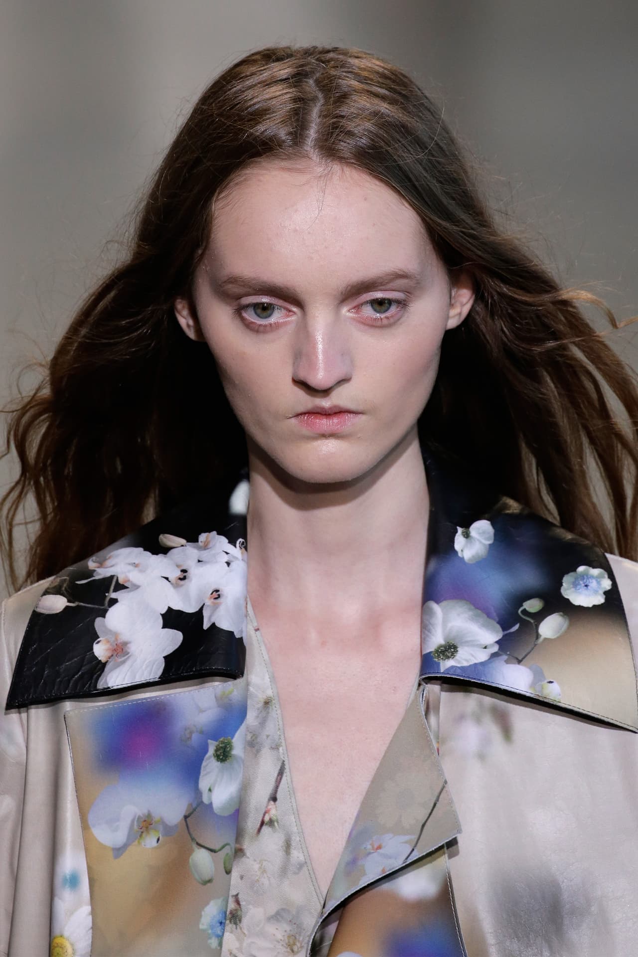 Por su parte Calvin Klein recurrió a la simplicidad e hizo del minimalismo su bandera para la Primavera - Verano del 2016. En la colección apostaron por los colores neutros en telas brillantes y añadieron algunos estampados clásicos, como flores para añadirle un toque de femineidad. Klein le dijo adiós a las prendas ajustadas y optó por un estilo relajado y 'chic' en toda la colección. Mira algunos de los mejores momentos de su pasarela.