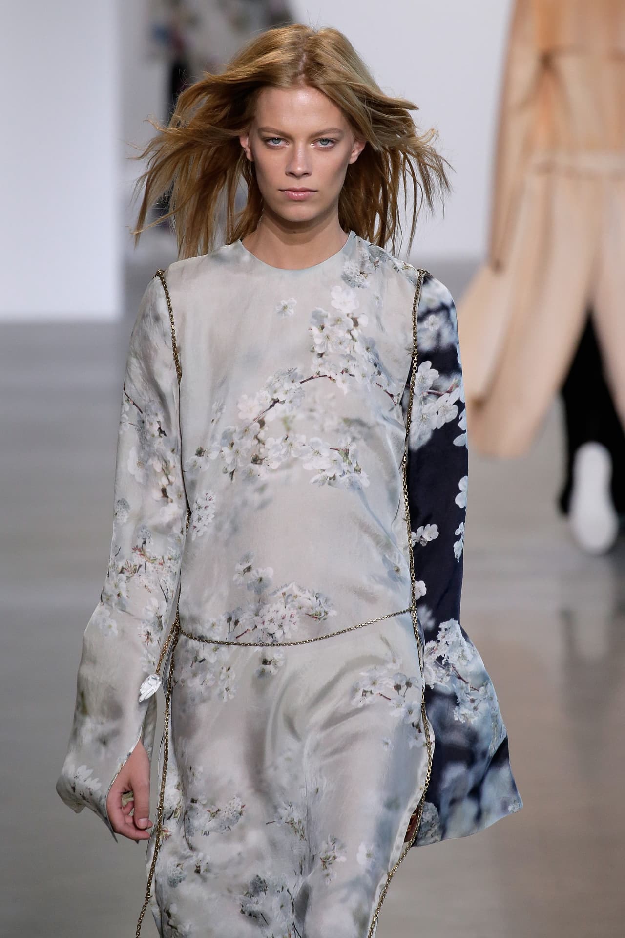 Por su parte Calvin Klein recurrió a la simplicidad e hizo del minimalismo su bandera para la Primavera - Verano del 2016. En la colección apostaron por los colores neutros en telas brillantes y añadieron algunos estampados clásicos, como flores para añadirle un toque de femineidad. Klein le dijo adiós a las prendas ajustadas y optó por un estilo relajado y 'chic' en toda la colección. Mira algunos de los mejores momentos de su pasarela.