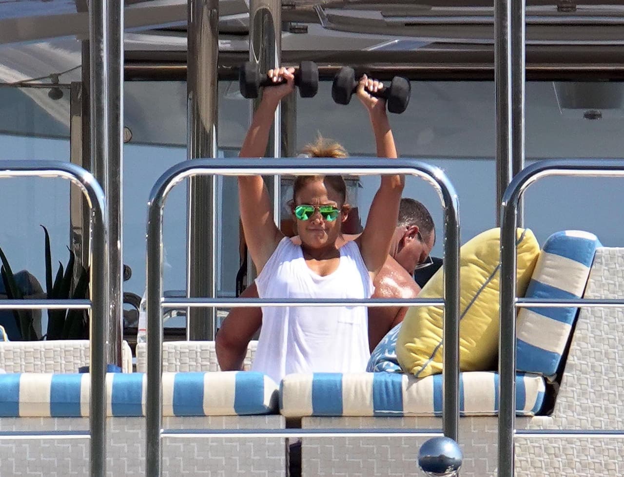 Además de lanzar varios temas exitosos en los pasados meses, como '
<a href="https://www.youtube.com/watch?v=aEM2kOrrNJI">Dinero</a>' y '
<a href="https://www.youtube.com/watch?v=LryQJ25CnKU">El Anillo</a>', a inicios de agosto anunció que protagonizará y producirá la película 'Hustlers'.