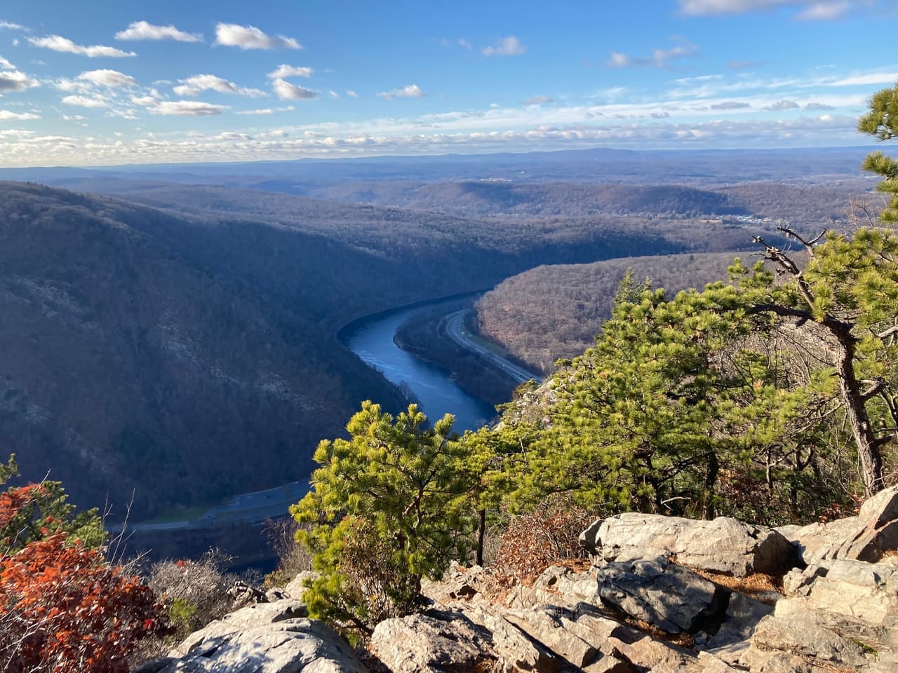 Ubicada a unas
<b><a href="https://goo.gl/maps/VjGtx9W8GJwacV5k6">100 millas en auto al norte de Filadelfia</a></b>, la Delaware Water Gap National Recreation Area brinda una oportunidad única de experimentar paisajes tranquilos, una rica historia humana y paisajes sorprendentes a lo largo de 40 millas del río de flujo libre más largo al este del Mississippi.
