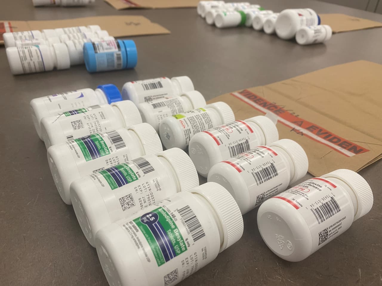 Roban más de 10,000 píldoras en farmacia del Valle Central