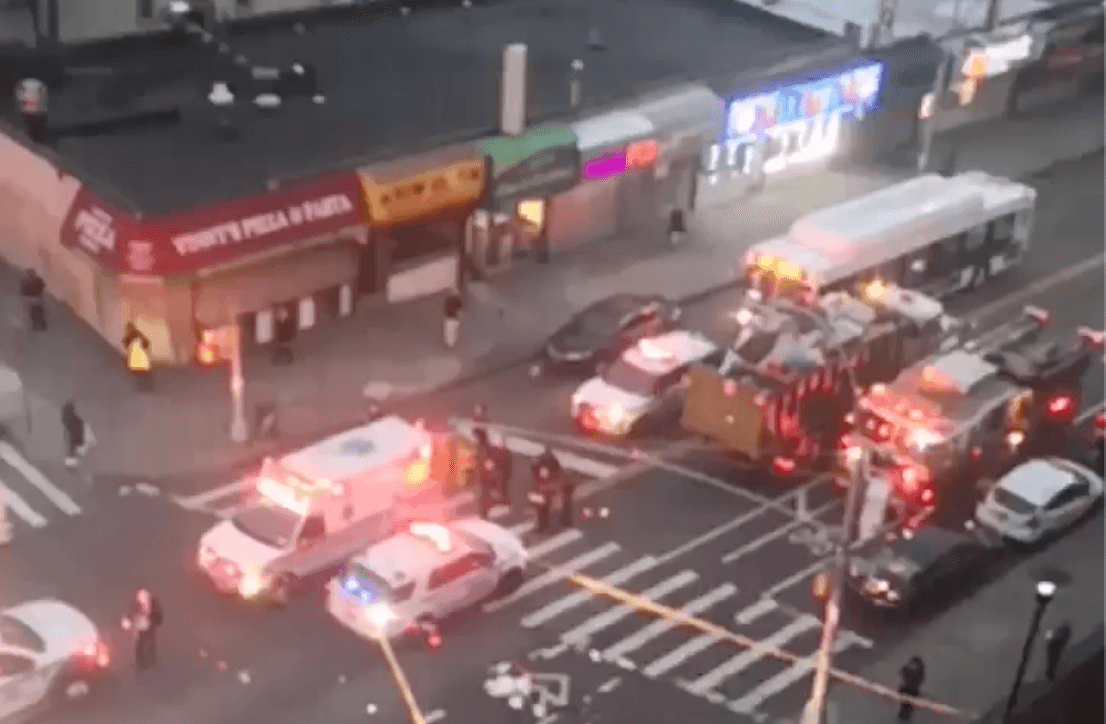 Madre y su hijo pequeño son atropellados por camión de basura en Queens