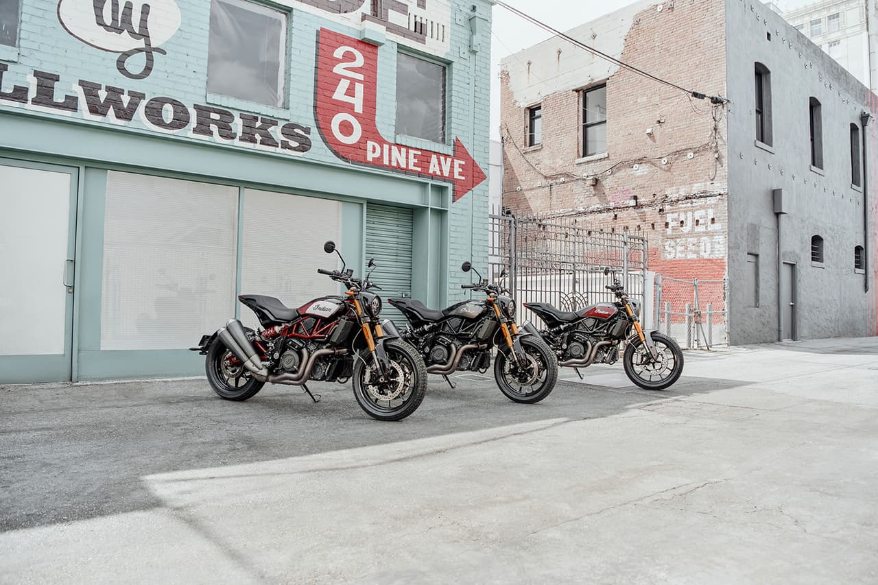Indian ofrece 3 variantes: Indian Motorcycle Red sobre Steel Gray ($14,999-$18,499), Titanium Metallic sobre Thunder Black Pearl ($14,999-$18,499) y Race replica ($15,999-$19,499).