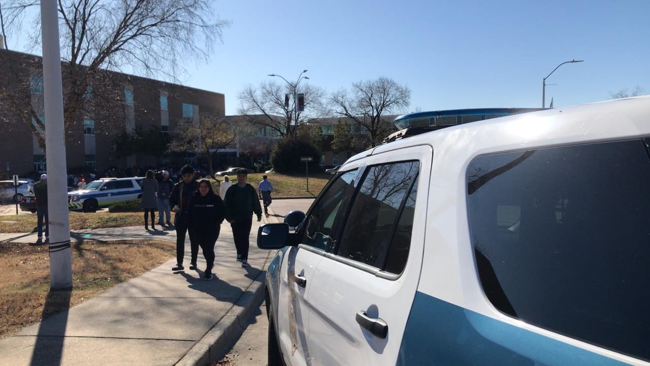 Falsa alarma: Presuntamente un estudiante de Wakefield realizó un reporte falso sobre un tiroteo dentro de la escuela, lo que obligó a las autoridades a activar un código rojo. Policía investiga el caso.