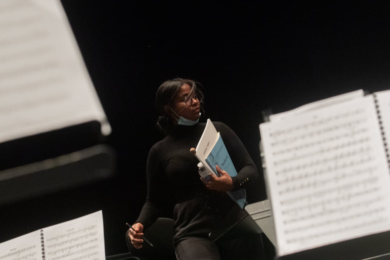 Glass Marcano dirigiendo la Orquesta de Centre Val de Loire Tours en un ensayo el 5 de febrero del 2021 en el centro de Francia.