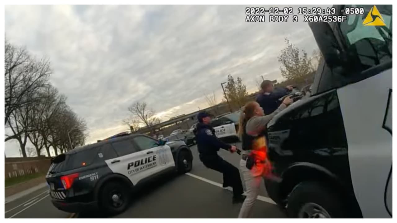 En el operativo participaron múltiples agentes policiales, incluida una mujer policía.