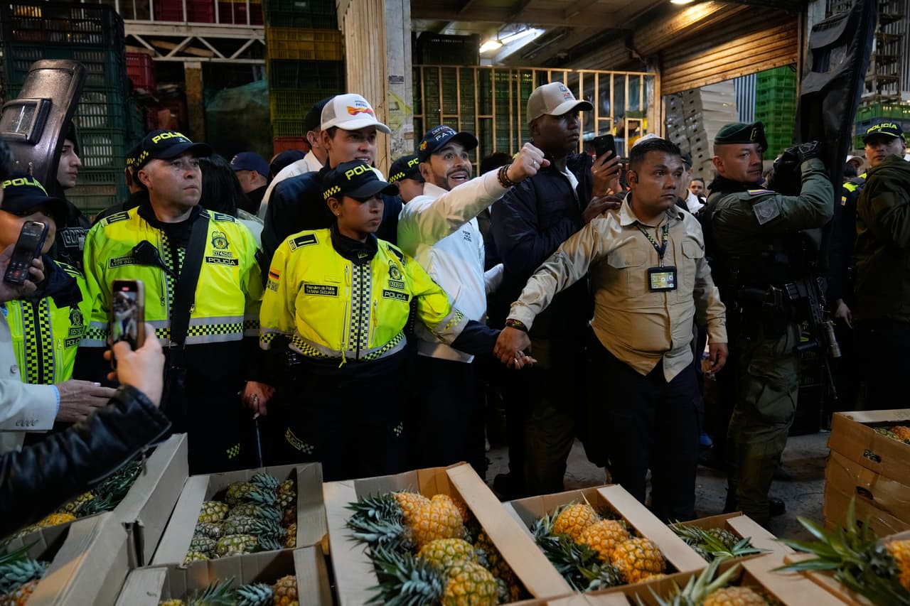 El candidato presidencial Abelardo de la Espriella levanta el puño durante un acto de campaña en Corabastos, el mayor centro de distribución de alimentos, en Bogotá, Colombia, el sábado 28 de febrero de 2026. (Foto AP/Fernando Vergara)