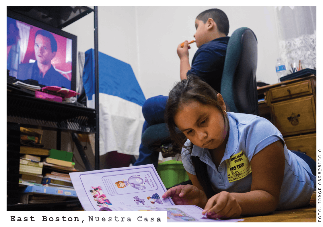 "Para Andrés del Castillo, organizador y líder comunitario en East Boston, son los niños quienes más sienten los efectos del desplazamiento", dice una de las postales del proyecto East Boston, Nuestra Casa.