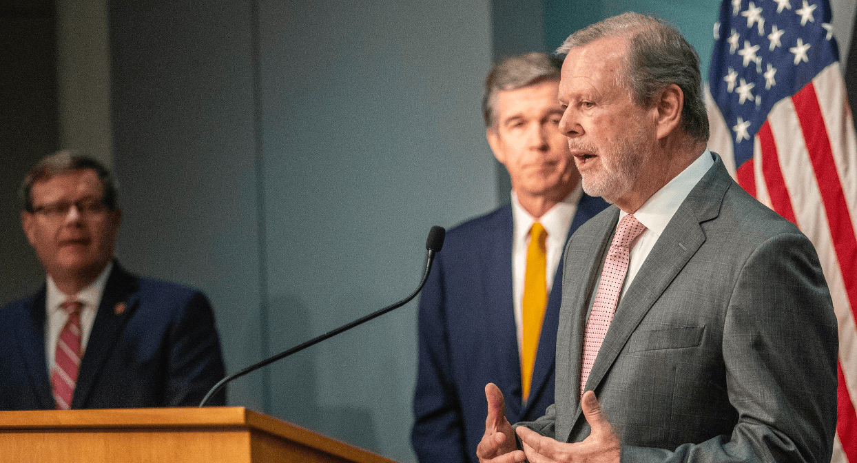 Líder del Senado Phil Berger discrepa con el gobernador de N.C. sobre el plan de reapertura
