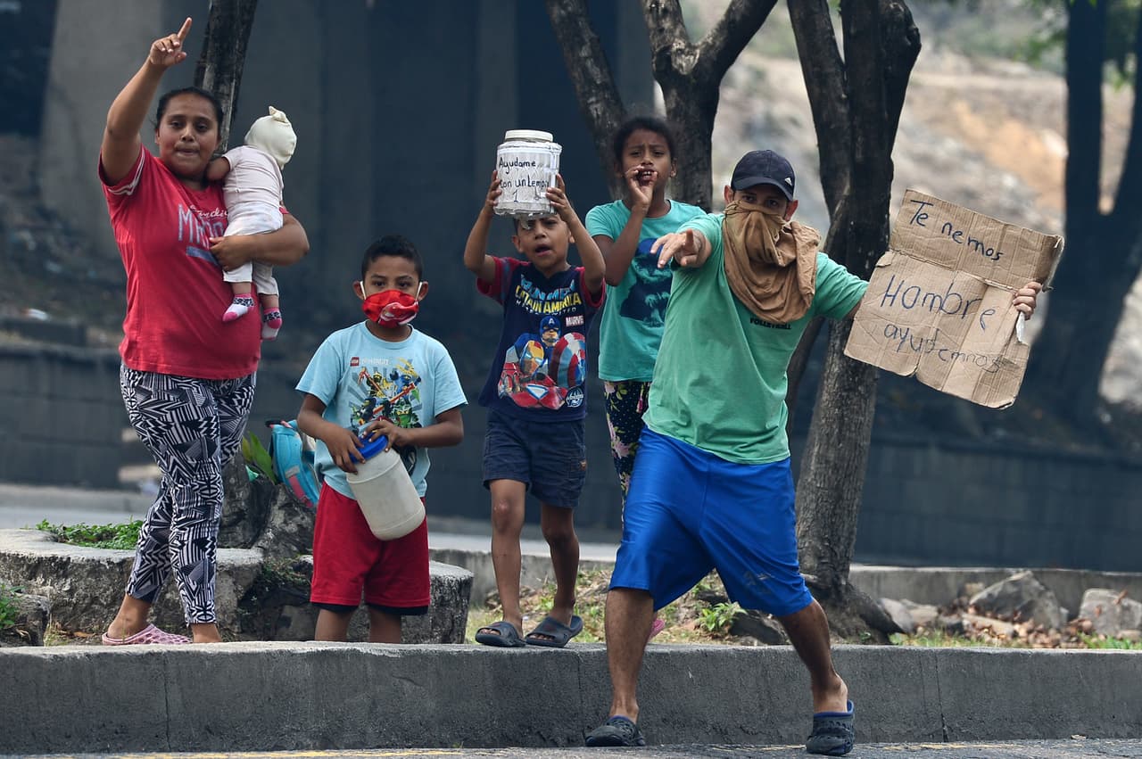 "Si nos quedábamos en la casa ¿qué íbamos a comer?", pregunta a la AFP esta mujer trigueña, de baja estatura, con su niña de ocho meses en brazos, en el bulevar Fuerzas Armadas de Tegucigalpa.