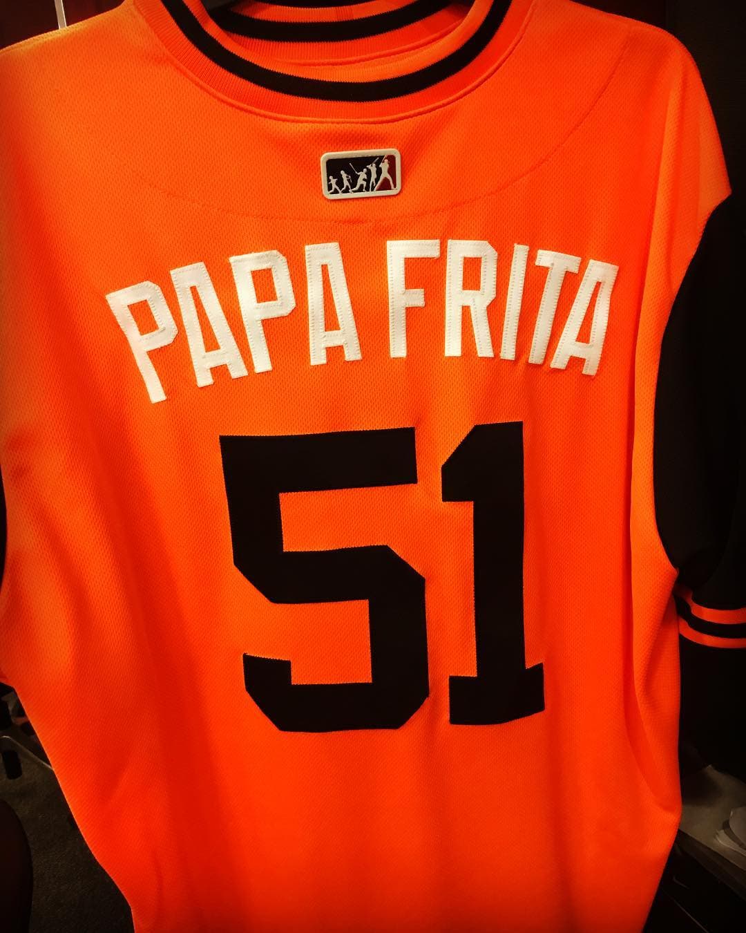 A propósito de comida, el lanzador de los Baltimore Orioles, Paul Fry, optó por traducir su nombre al español en la jersey.