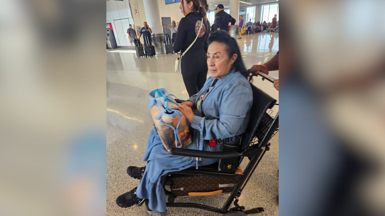 Eva García de Joaquín, madre del líder de la iglesia La Luz del Mundo, fue fotografiada por un agente federal que la espiaba a su regreso a Los Ángeles, California, a finales de agosto de 2025.