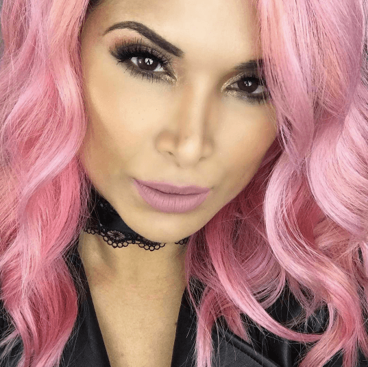 Tiene dos hermanos, y su primer sobrino está a punto de nacer. su familia es 100% salvadoreña.