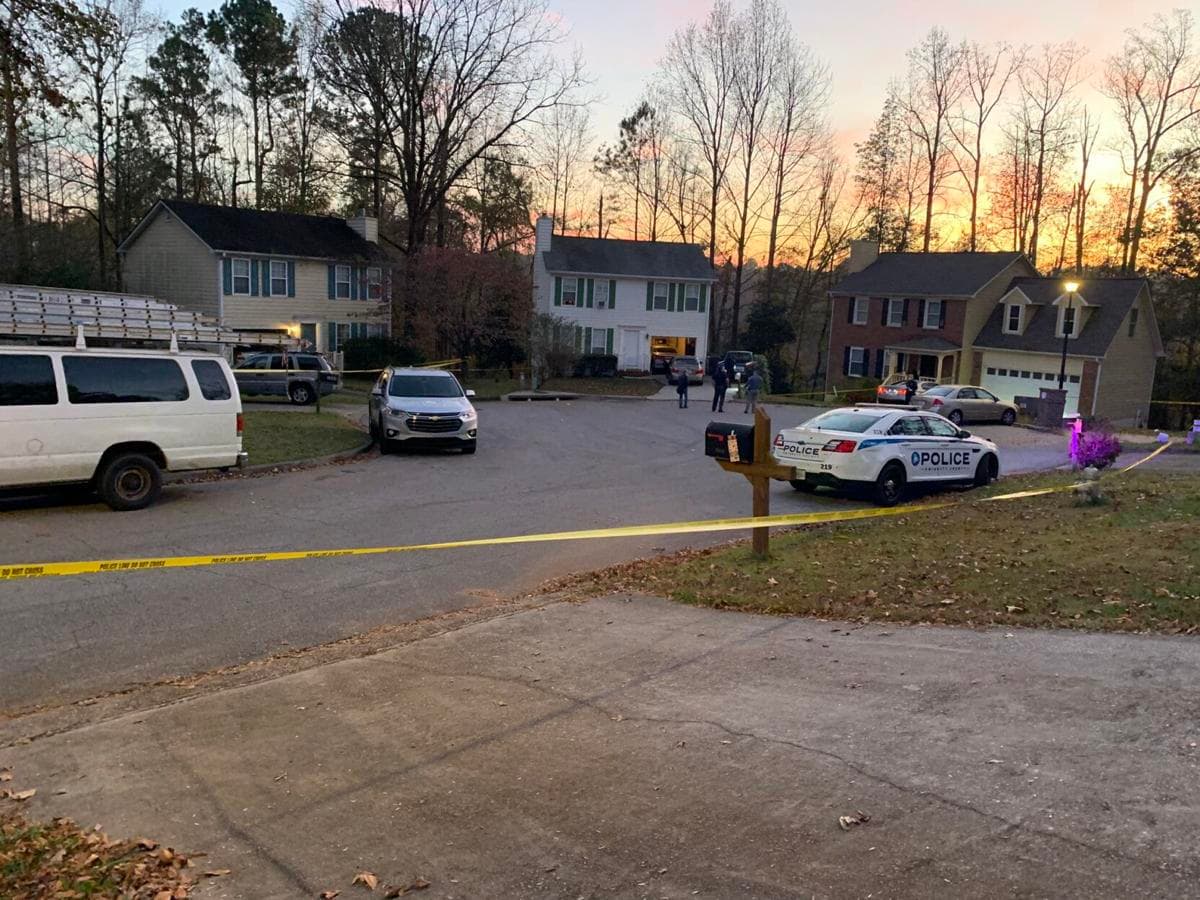 Los agentes rastrearon la zona y hallaron una vivienda con la puerta del garaje abierta, al ingresar al lugar, localizaron a otros dos hombres muertos a tiros.