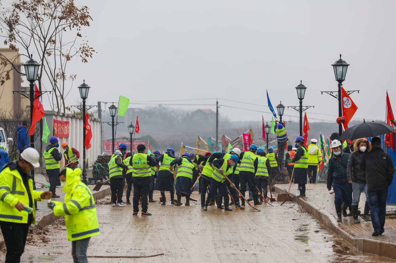 Una multitud de trabajadores de la construcción enmascarados participan en la construcción del nuevo hospital. Las estaciones de tren y metro de la ciudad, y aeropuerto, permanecen cerrados.