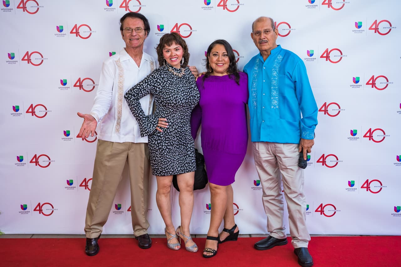 Invitados posando para una foto en la alfombra roja de Univisión Arizona.
<br>