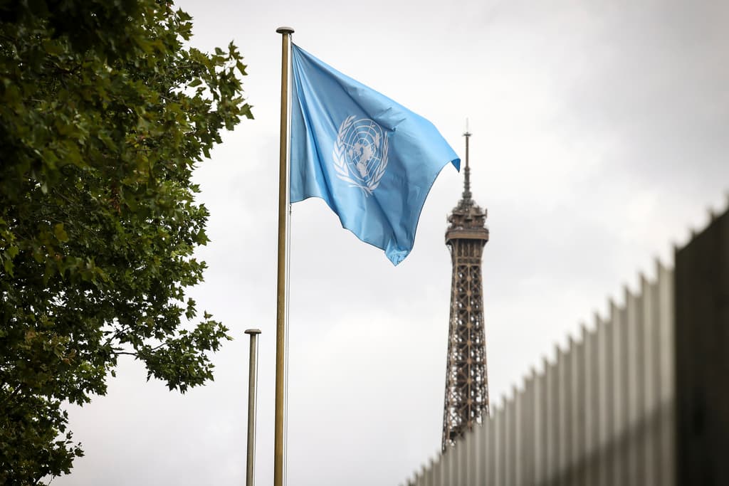 La bandera de la UNESCO ondea en su sede en París este martes 22 de julio de 2025.