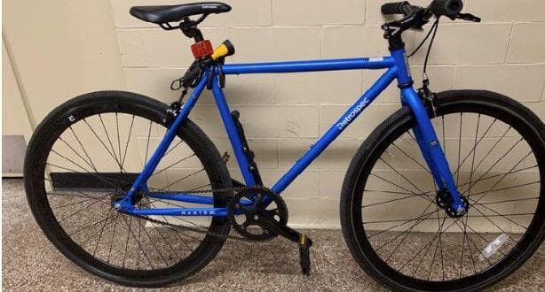 Creen que llegó a la tienda Metro PCS, que también se conoce con el nombre de Metro by T-Mobile, en esta bicicleta azul.