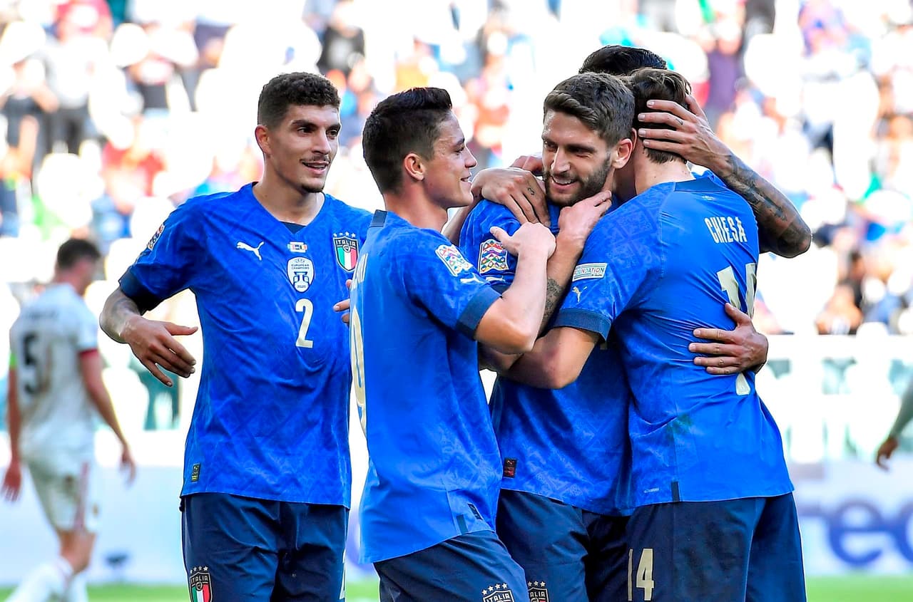 Italia se queda con el tercer lugar de la UEFA Nations League tras vencer 2-1 a Bélgica. Con anotacion de Barella y un penalti cobrado de Berardi, la 'Azzurra' se lleva la victoria. El único tanto por parte de los 'red devils' fue de Charles De Ketelaere ya al final del encuentro.
